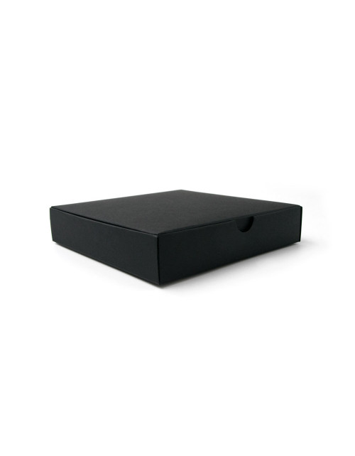 Nedidelė kvadratinė dėžutė įleidžiamu dangteliu iš juodo kartono