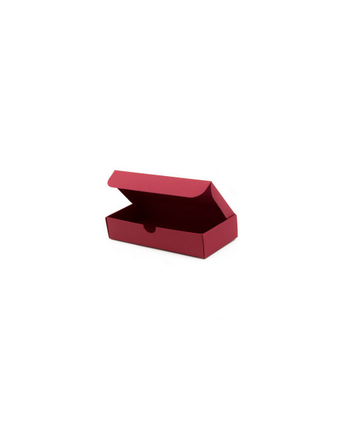 Dāvanu kastīte no sarkana dekoratīvā kartona