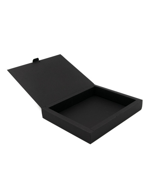 Musta värvi kartongist kinkekarp