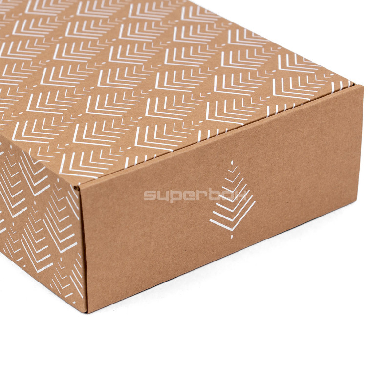 Коричневая коробка формата A4 с рисунком ёлок