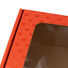 Raudona dėžutė su širdelėmis ir langeliu, 185x195x75 mm