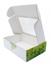 Ziemassvētku kaste ar zaļiem priežu čiekuriem
