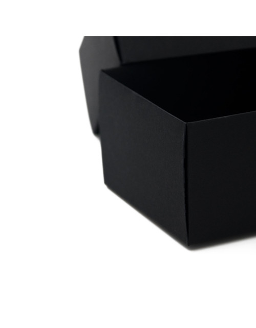 Длинная картонная коробка с черным основанием и крышкой