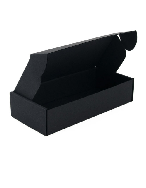 Маленькая продолговатая подарочная коробочка черного цвета