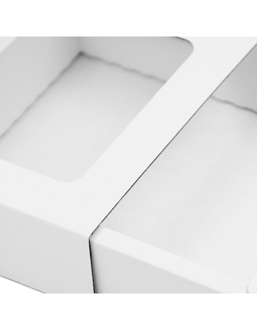 Balta dovanų dėžutė su įmaute su skaidriu langeliu