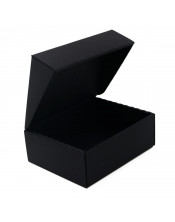 Maža juoda dėžutė atverčiamu dangteliu iš mikrogofros