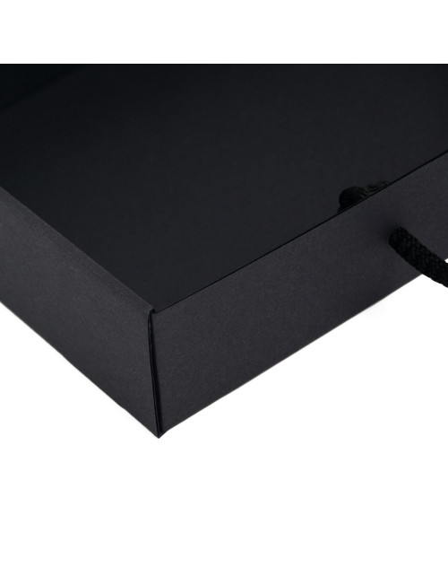 Musta värvi kohvri stiilis kinkekarp