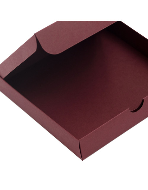 Nedidelė bordo spalvos kvadratinė dėžutė įleidžiamu dangteliu