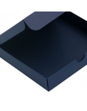 Nedidelė kvadratinė dėžutė įleidžiamu dangteliu iš mėlyno kartono