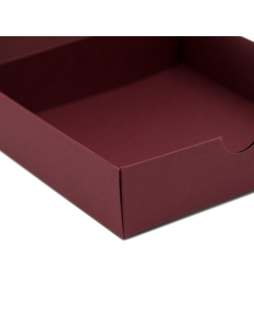 Maža bordo kvadratinė dėžutė įleidžiamu dangteliu iš kartono