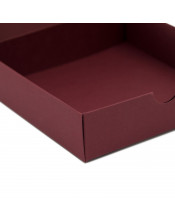 Maža bordo kvadratinė dėžutė įleidžiamu dangteliu iš kartono