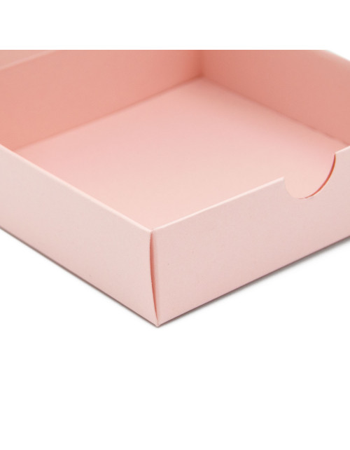 Dāvanu kastīte no rozā dekoratīvā kartona