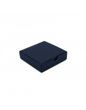 Maža tamsiai mėlyna kvadratinė dėžutė įleidžiamu dangteliu iš kartono