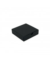 Maža kvadratinė dėžutė įleidžiamu dangteliu iš juodo kartono