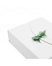 Balta dovanų dėžutė užrišama juostele