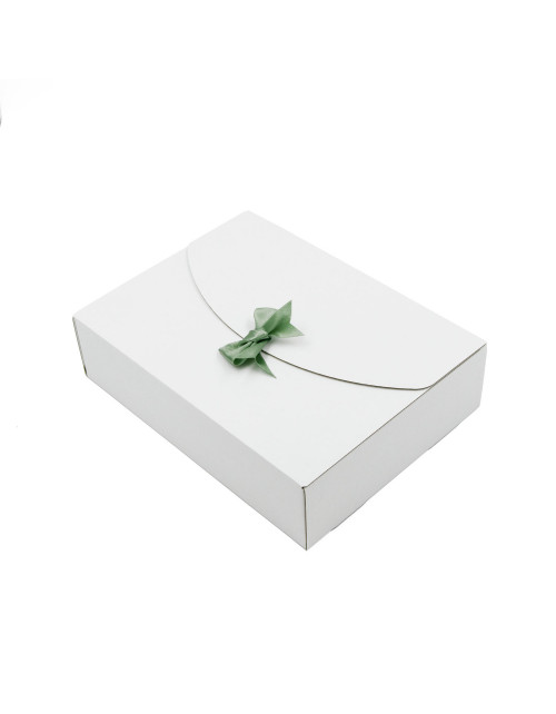 Balta dovanų dėžutė užrišama juostele