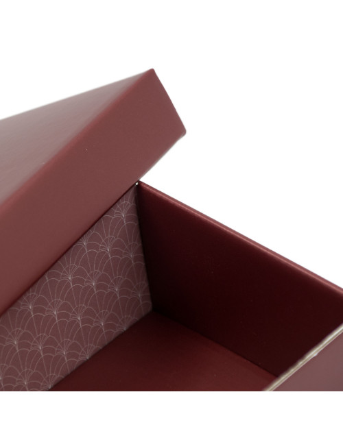 Metalizuotos raudonos spalvos dovanų dėžutė su dangteliu