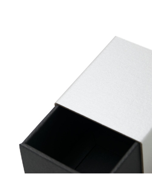 Dviejų dalių maža dėžutė suvenyrams su sidabrine įmaute