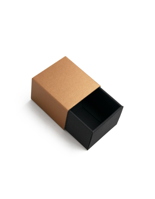 Divdaļīga maza kastīte suvenīriem ar bronzas piedurkni