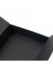 Liela melna kaste ar lentes aizdari