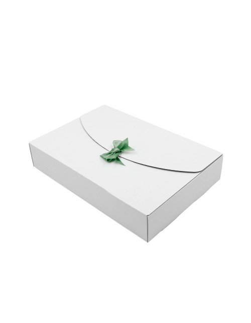 Balta didelė dovanų dėžutė užrišama juostele