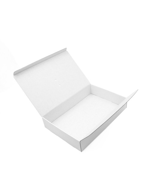 Liela balta kaste ar lentes aizdari