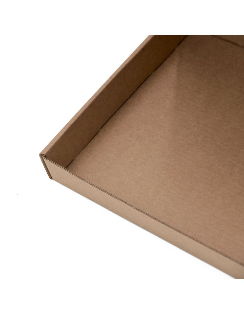 Tasapinnaline piklik pruuni värvi karp esemete saatmiseks