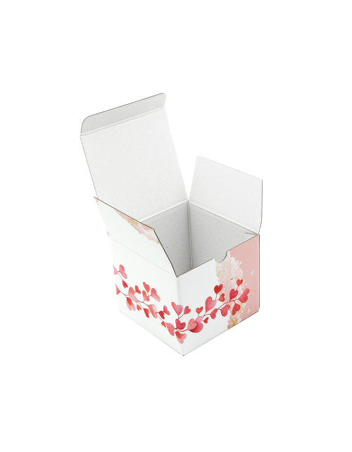 Rozā kvadrātveida kuba kaste ar sirdīm
