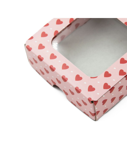 Rožinė mini dėžutė iš mikrogofros su širdelėmis ir langeliu