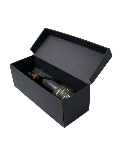 Horizontali juoda pailga dėžė vyno buteliui atverčiamu dangteliu