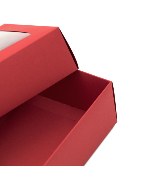 Sarkana divu gabalu kartona dāvanu kaste ar logu