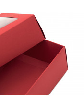 Sarkana divu gabalu kartona dāvanu kaste ar logu