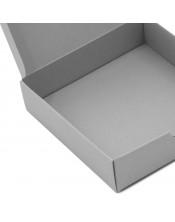 Maža pilkos spalvos kvadratinė dėžutė įleidžiamu dangteliu iš kartono