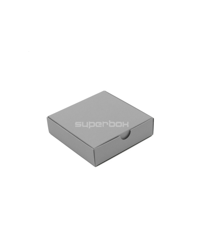 Maža pilkos spalvos kvadratinė dėžutė įleidžiamu dangteliu iš kartono