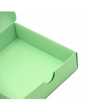 Maža žalsva kvadratinė dėžutė įleidžiamu dangteliu iš kartono