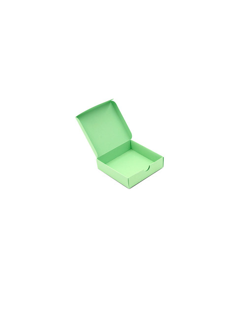 Neliela kvadrātveida dāvanu kaste no smaragda dekoratīvā kartona