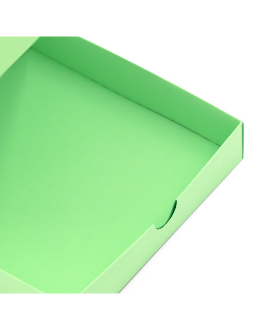 Gaiši zaļa kvadrātveida kaste ar padziļinātu kartona vāku