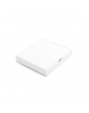 Balta kvadratinė dėžutė įleidžiamu dangteliu iš kartono