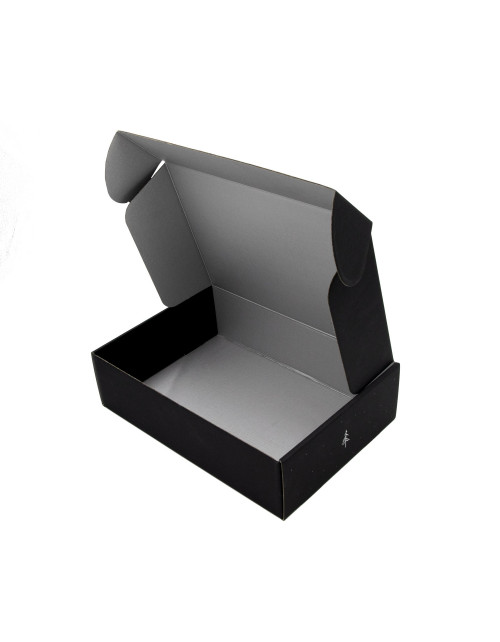 Черная коробка формата А4 с печатью из серебряной фольги