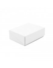 Maža balta dėžutė atverčiamu dangteliu iš mikrogofros