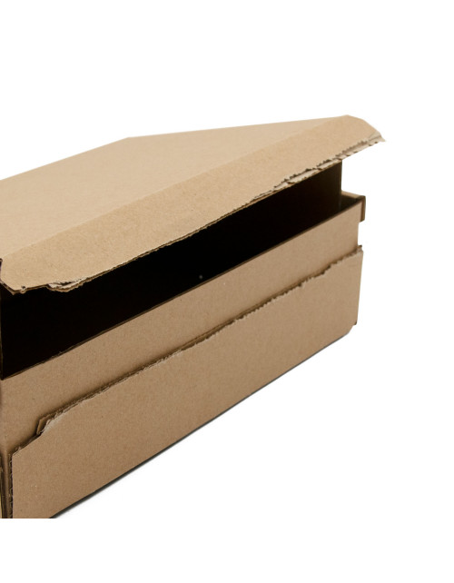 Ruda siuntimo dėžutė su nuplėšiama lipnia juostele iš gofruoto kartono