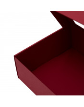 Удлиненная подарочная коробка черного цвета с прозрачным окошком