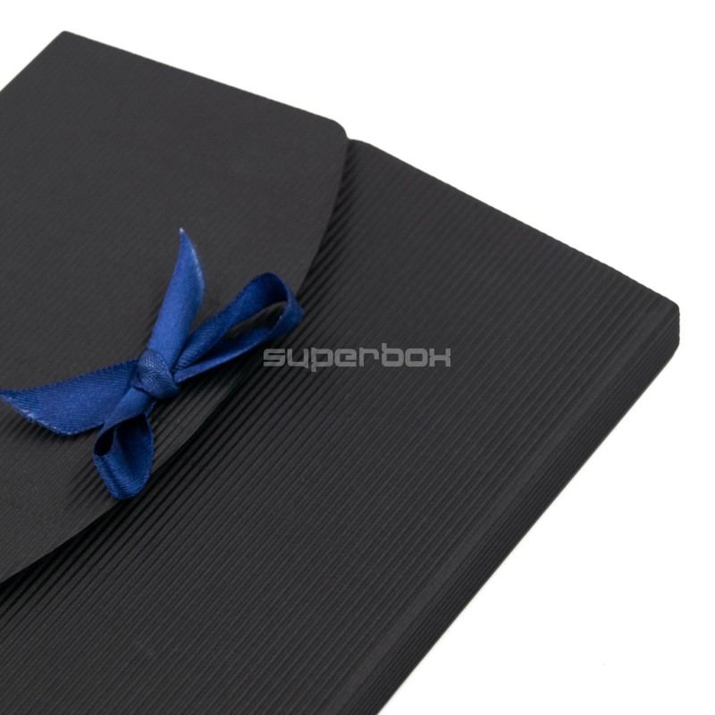 Элегантный чёрный конверт с открытой волной для ювелирных изделий