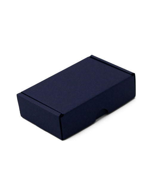 Väike musta värvi karp väikeste esemete pakkimiseks