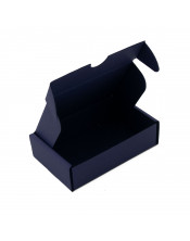 Маленькая черная коробка для упаковки небольших предметов