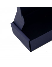 Маленькая черная коробка для упаковки небольших предметов