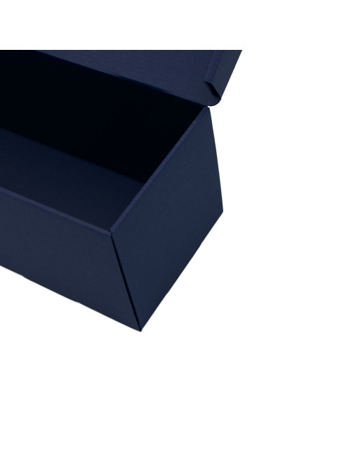 Horizontali tamsiai mėlyna pailga dėžė vyno buteliui atverčiamu dangteliu