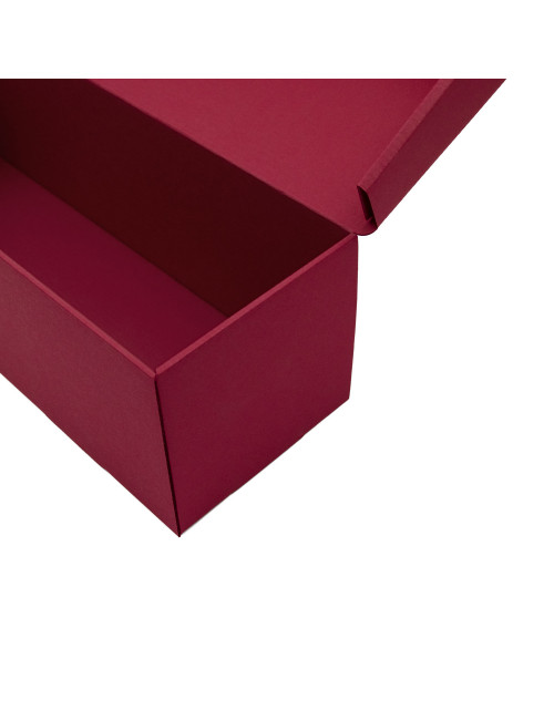 Horizontali tamsiai raudona pailga dėžė vyno buteliui atverčiamu dangteliu