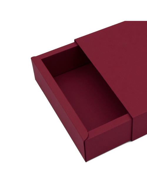Tamsiai raudona dovanų dėžutė su dvigubais bortais ir įmaute