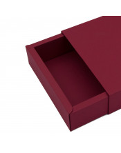 Ķiršu sarkana dāvanu kastīte ar piedurknēm